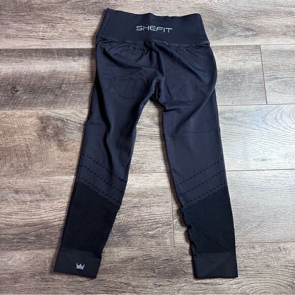 SheFit Black Seamless Crossover Leggings Perforated Mesh Size Medium Capri Crop - Picture 4 of 9